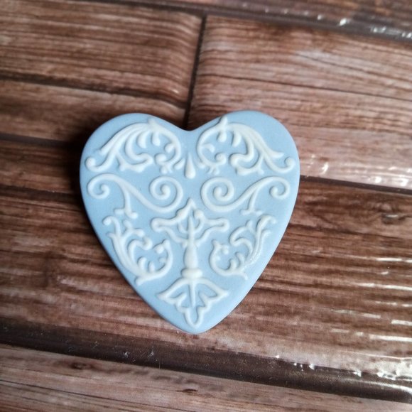 WEDGEWOOD Heart Jasperware Porcelain Blue and White Brooch Pin - Picture 2 of 9